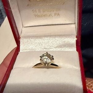 Stunning Solitaire Engagement Ring in Gold with Clear Stone